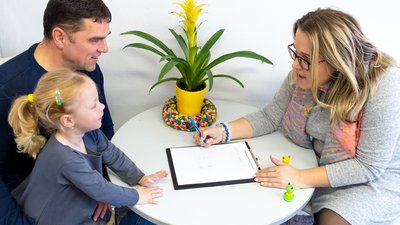 Beratungsgespräch mit Eltern und Kind